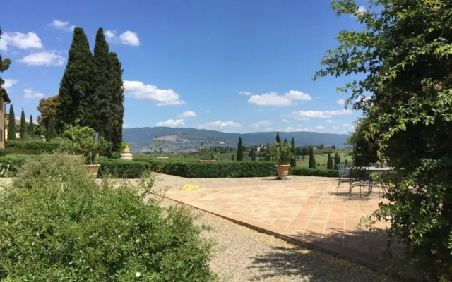 Villa Near Cortona With Pool & Countryside Views