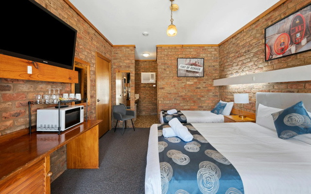 The Settlement Historic Hotel