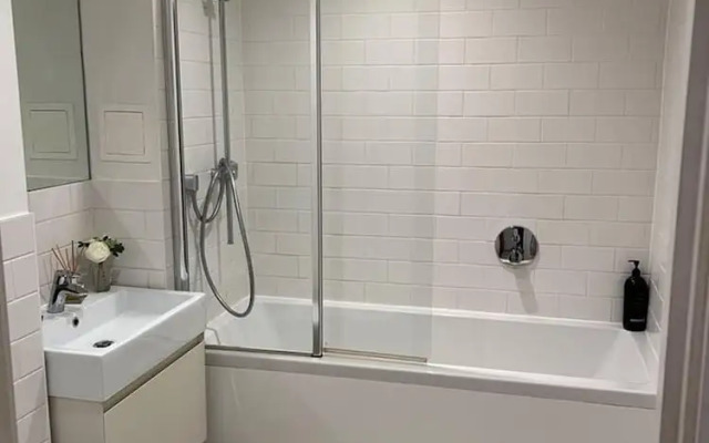 Modern 1 Bed Flat Near Station and City