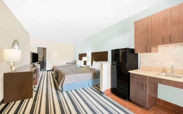 Super 8 by Wyndham Dilley TX