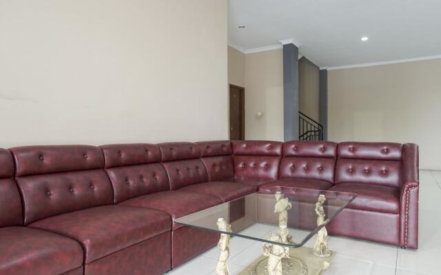 RedDoorz Plus near Dharmawangsa Square 2