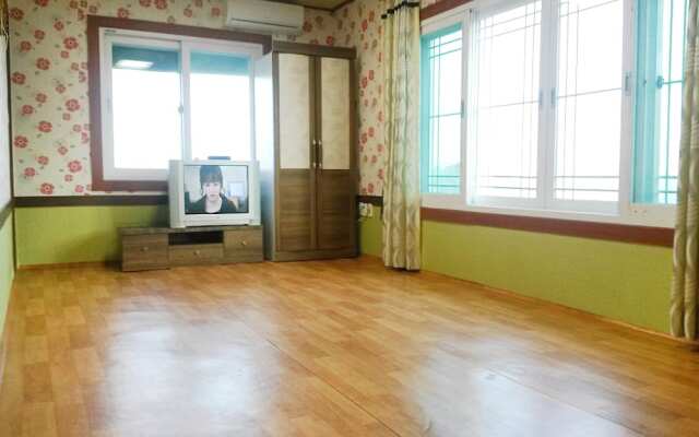 Yeosu Hyangilam Jeonmangdae Pension
