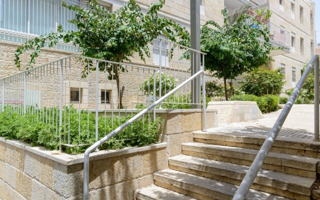 Design & Veranda next to Mahane Yehuda Market by FeelHome