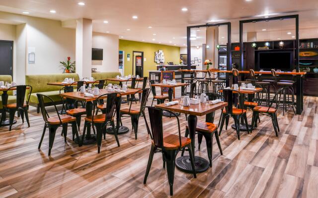 Holiday Inn & Suites Dallas-Addison by IHG