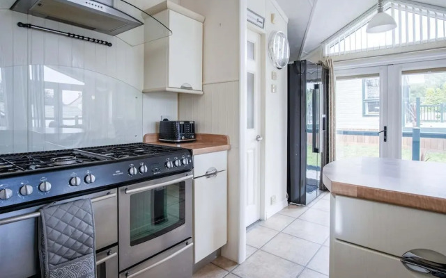 2 Manor Lodge - 2 Bedroom Lodge - Pendine
