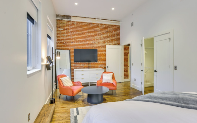 Downtown Omaha Getaway w/ Deck & Gas Grill!