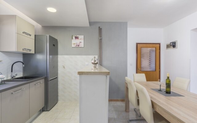 Two Bedrooms Ground Floor Apartment With Private Pool and Garden Near Pula