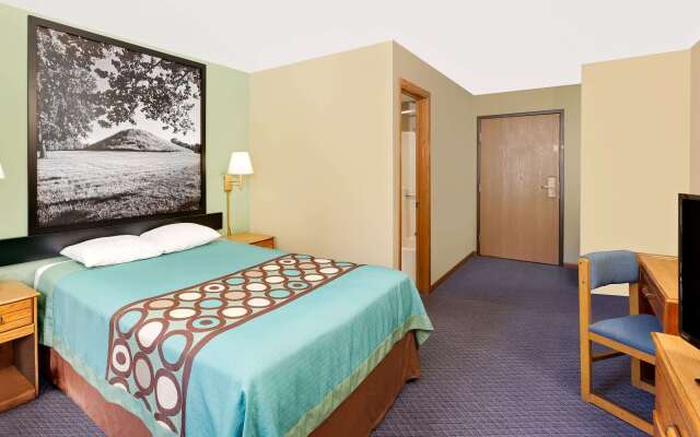 Super 8 by Wyndham Macomb
