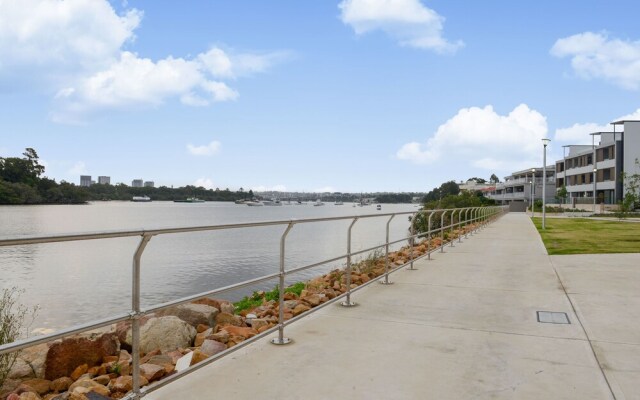 Peaceful Water Side Retreat with Huge Courtyard