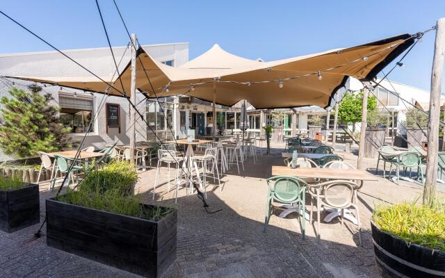 Thatched Holiday Home With two Bathrooms Near the Sea