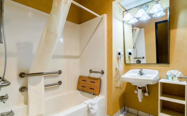 Quality Inn & Suites Manhattan