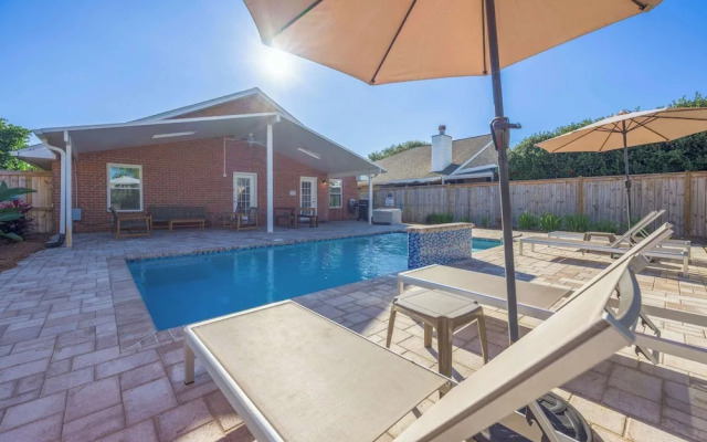 Golf Cart & Private Pool!