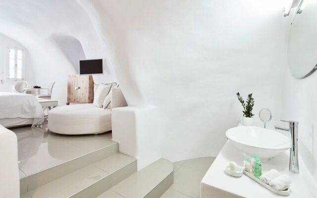 Kirini Suites & Spa Hotel