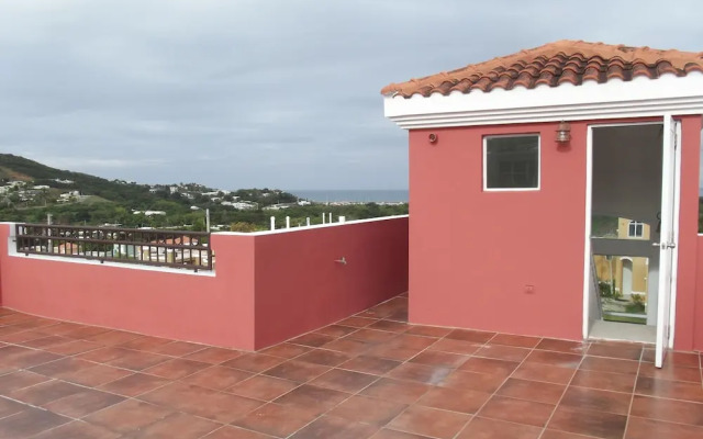 Beautiful Home At The Hill With Private Pool