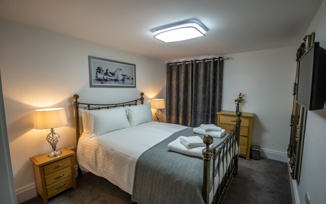 Luxury 2 bed Lower Ground Floor Apartment