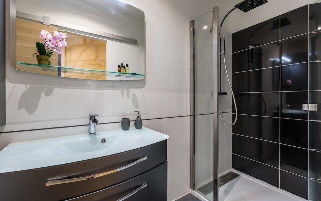 Cozy 3BR Apartment in Capucins, Bordeaux
