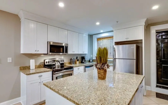 4 BR Beauty blocks from the River