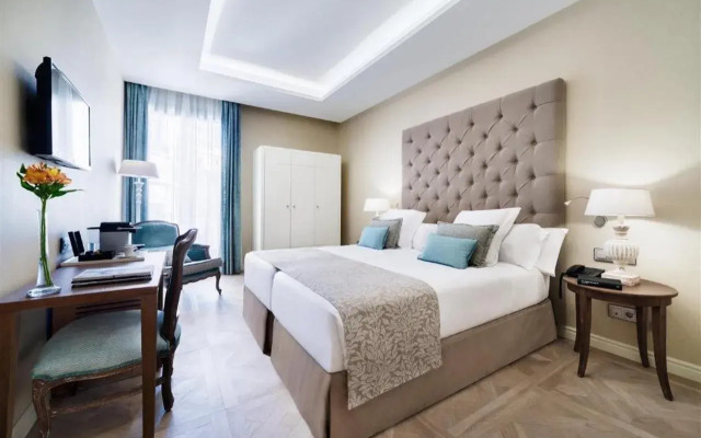 Lamaro Hotel