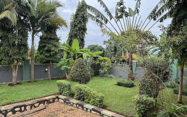 Inviting 3-bed House in Akright City Jennifers