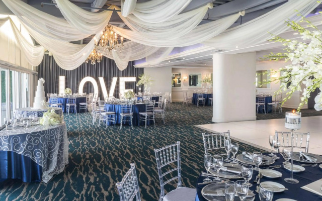 DoubleTree by Hilton Grand Hotel Biscayne Bay