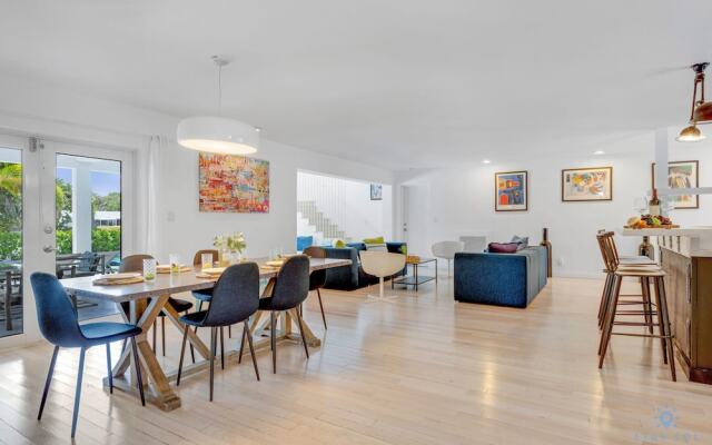 Luxe Lakefront Mansion Waterfront, Pompano Beach