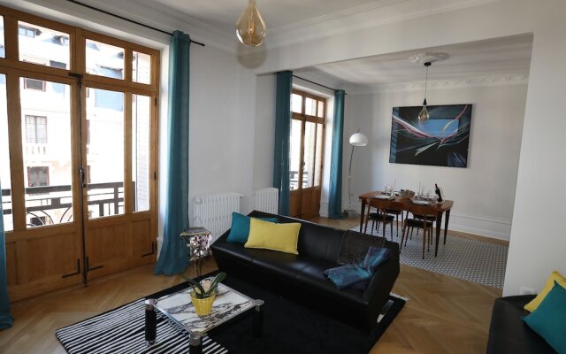 Annecy elegant downtown lakeview apartment