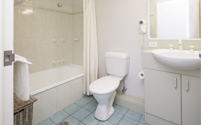 Horizons 420 Lake Jindabyne Waterfront