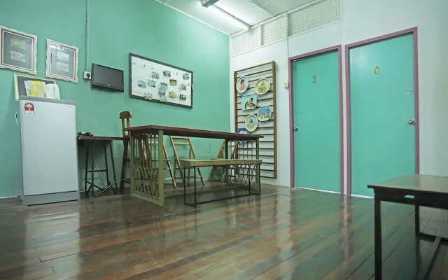 OYO 90571 Red Door Homestay