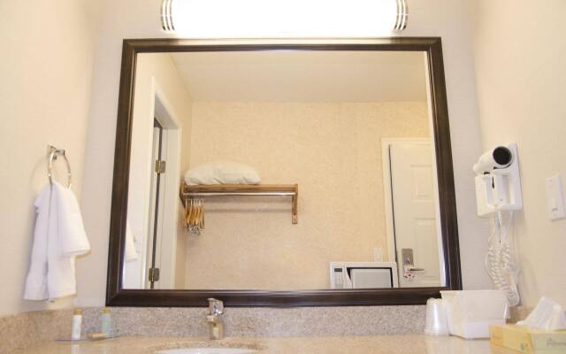 Econo Lodge Inn & Suites Kamloops