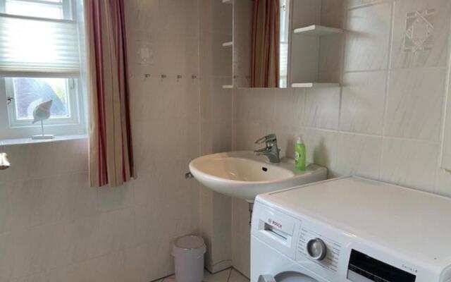 Strandstraße 28, Haushälfte links