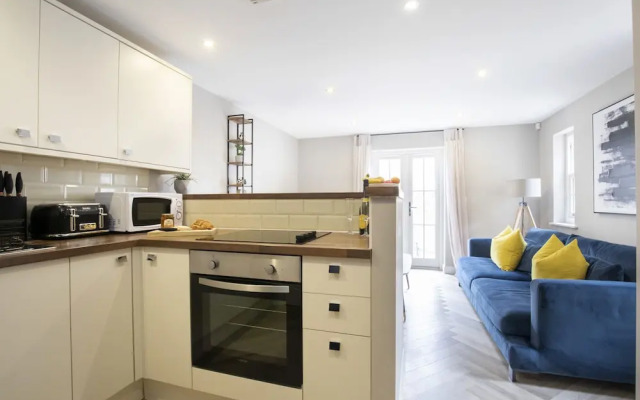 Elliot Oliver - 2 Bedroom Garden Apartment With Parking