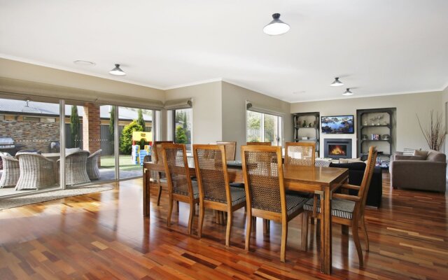 Collins Retreat - 4 Bedroom home with Pool