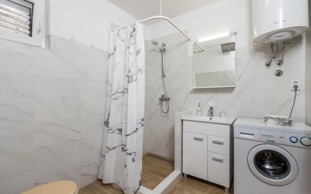 Nice Home in Karlobag With Wifi and 2 Bedrooms