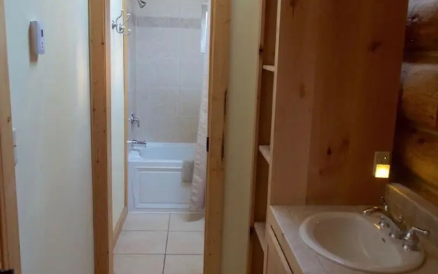 Cliffs & Stream Log - 3 Br Cabin