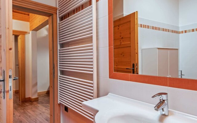 Belvilla by OYO Charming Apartment in Brez With TV