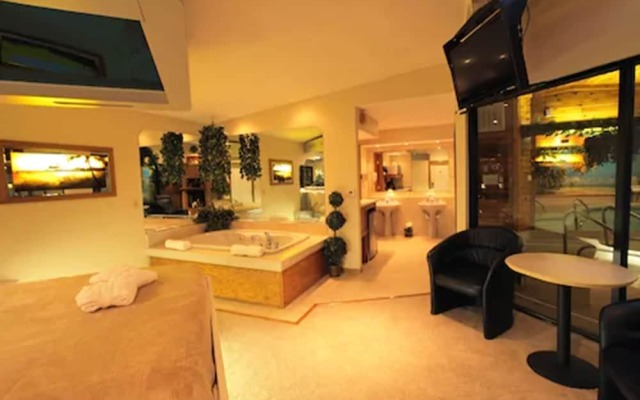 Sybaris Pool Suites Indianapolis