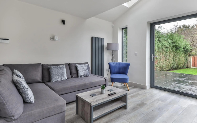 Large, Modern Apartment with En-suites, Wifi, Parking