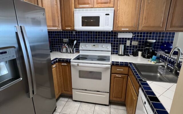 Kona Alii Oceanview Pool Shops & Restaurants