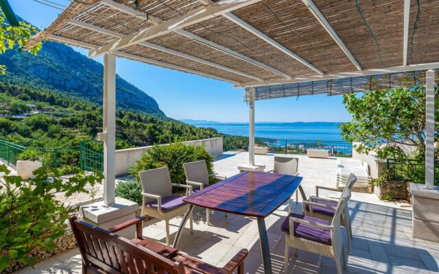 Beautiful Home in Makarska With Wifi and 4 Bedrooms