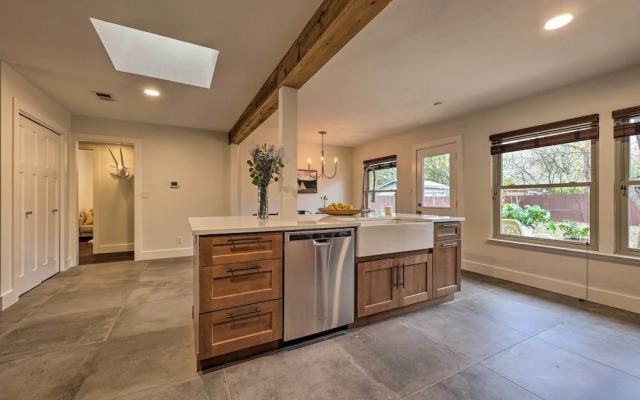 6 Mi to Dtwn Austin: Home w/ Screened Porch & Yard