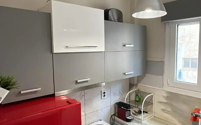 Central flat - 2 Metro stops from ACROPOLIS-PLKA