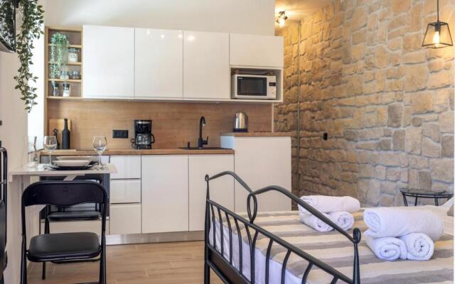 TEONA Luxury Studio Apartment with jacuzzi and garden view