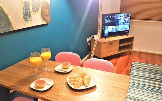 Stylish Central Reading Apartment with Free Parking