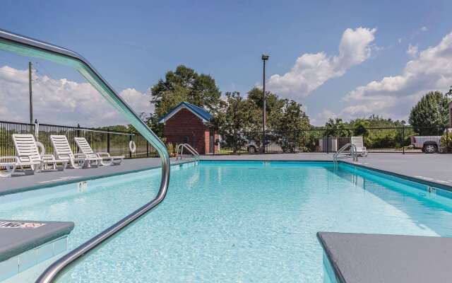 Quality Inn Calera I-65 exit 231