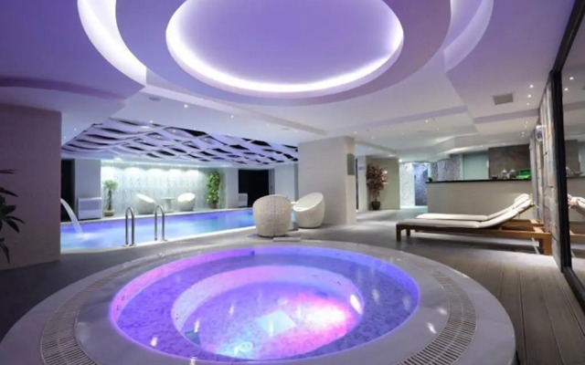 Queen Hotel & Spa