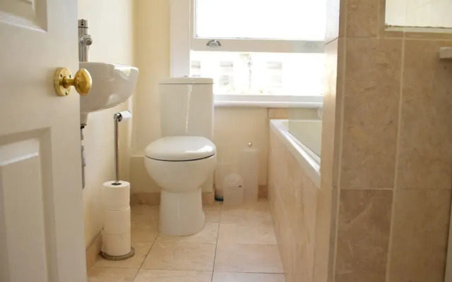 Lovely Newly-renovated 3 Bedroom Apartment in Fulham