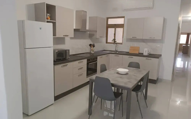 Seaside Stylish and Spacious 2-bedroom Apartment