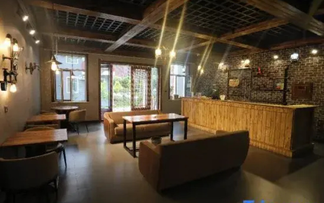 Qicai Danxia Apricot Hotel