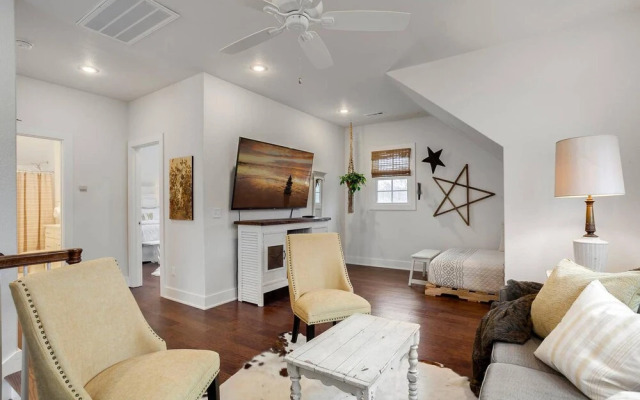 The SoFay Farmhouse - 1 Mile From U of A - Luxury Amenities