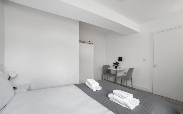 Modern Semi-Studio Flat in London